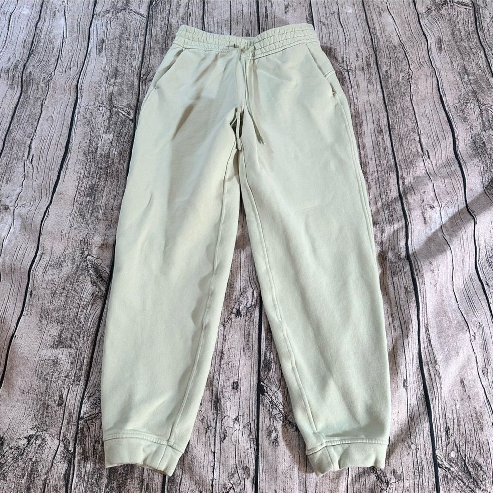 Lululemon Loungeful High-Rise Jogger in Light Mint Green Size 4
